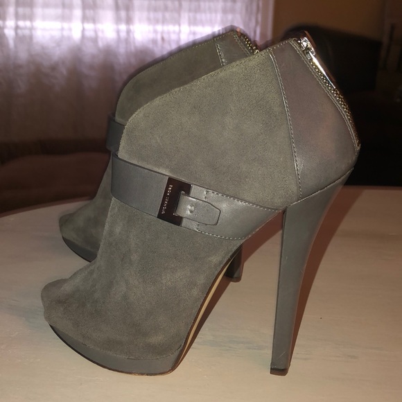 Stunning MK stilettos with peep toe - Picture 1 of 7